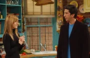 Obwohl Rachel (Jennifer Aniston, l.) ihren Job verloren hat, freut sie sich für Ross (David Schwimmer, r.), der eine Anstellung auf Lebenszeit bekommen hat ...