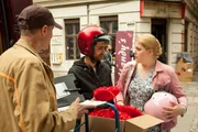 Obwohl Alex ihr den Salon geschenkt hat, ist Mandy (Christina Petersen, r.) unmotiviert und antriebslos. Karat (Reza Brojerdi, M.) kann nicht verstehen, warum seine Freundin Alex nachtrauert - bis es zum großen Knall kommt ...
