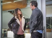 JD (Jeffrey Dean Morgan, r.) kann der Alien-Theorie von Molly (Halle Berry, l.) einfach keinen Glauben schenken, wird das für weitere Opfer sorgen?