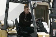 Um sich Zugang zur Garage zu verschaffen, hat sich Tony (Carlos Bernard) einen Gabelstapler besorgt ...