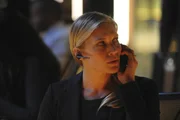 In der CTU erhält Dana (Katee Sackhoff) einen Anruf von ihrem Ex-Freund, der sie zwingt, sofort nach Hause zu kommen.