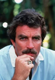 Thomas Sullivan Magnum (Tom Selleck) lebt auf Oahu, Hawaii, auf einem ansehnlichen Grundstück am Calagua Drive im Gästehaus des berühmten Schriftstellers Robin Masters.