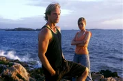 Fürchten um die paradiesische Bucht: Kyle (Julian Weigend, l.) und Debbie (Mareike Fell, r.)