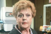 Robin Masters Gäste wurden Opfer eines Anschlags und bestehen nun darauf, dass die Krimiautorin Jessica Fletcher (Angela Lansbury) der Sache auf den Grund geht. Das sieht Thomas Magnum natürlich nicht gerne ...