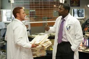 Haben die selbe Schicht: Morris (Scott Grimes, l.) und Pratt (Mekhi Phifer, l.) ...