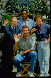 Beim Lösen seiner Fälle helfen Thomas Magnum (Tom Selleck, M.) immer wieder T.C. Calvin (Roger E. Mosley, hinten M.), Strandclubbesitzer Rick Wright (Larry Manetti, r.) und der gestrenge Hausverwalter Jonathan Higgins (John Hillerman, l.) ...