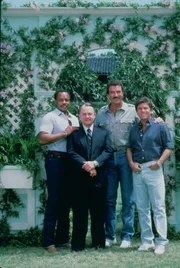 Beim Lösen seiner Fälle helfen Thomas Magnum (Tom Selleck, 2.v.r.) immer wieder T.C. Calvin (Roger E. Mosley, l.), Strandclubbesitzer Rick Wright (Larry Manetti, r.) und der gestrenge Hausverwalter Jonathan Higgins (John Hillerman, 2.v.l.) ...