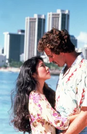 Seine Freundschaft zu der schönen Chinesin Mai Ling (Suesie Elena, l.) führt Magnum (Tom Selleck, r.) regelmäßig nach Kauai.