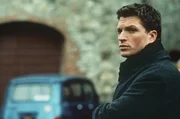 Der junge Florentiner Julius de Rooy ist attraktiv, charmant und die Frauen liegen ihm zu Füßen. Er beginnt, als Webdesigner in der Modefirma eines alten Freundes zu arbeiten, was ihm eine große Karriere ermöglichten könnte. Sein rasanter Aufstieg hat jedoch einen Preis...