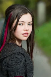 Teenager Amber und ihre frisch getrennten Eltern Ben und Sarah leben am Rande Dublins inmitten leerer moderner Wohnblocks. Eines Abends kehrt Amber nicht wie besprochen nach Hause zurück. Familie und Freunde beginnen sie zu suchen und finden sich plötzlich umringt vom Scheinwerferlicht der Medien.