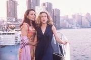 Eines tages begleitet Carrie (Sarah Jessica Parker, r.) Charlotte (Kristin Davis, l.) und Trey auf eine Veranstaltung, die auf einem Schiff stattfindet ...