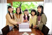 Die kleine Emili (Hazuki Kimura, Mi.) ist neu in der Stadt. Doch hat sie in Sae Kikuchi (Erika Omata, li.), Yuka Ogawa (Kyoka Shibata, 2.v.l.), Maki Fujiwara (Manatsu Kimura, 2.v.r.) und Akiko Takano (Asumi Kikuchi, re.) schnell Freundinnen gefunden.
