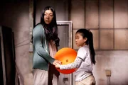 Akiko (Sakura Ando) merkt, dass etwas zwischen der kleinen Wakaba (Nanaka Fujii) und ihrem Bruder nicht stimmt.
