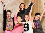 «Meedle» mit Pate Dr Eidgenoss (hinten M.): Alissa Neff (11), Samira Neff (13), Riccarda Neff (13) und Lorena Mazenauer (13)