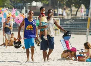 Am Strand: Darlan Cunha als Laranjinha, Douglas Silva als Acerola