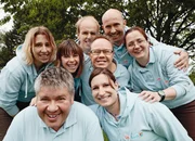 Gruppenbild der Protagonisten: Hinten: Laura, Dominique, Niklaus, Remo, Markus (Betreuer) und Isabella; vorne: Toni und Tamara (Betreuerin)