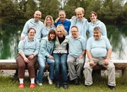 Gruppenbild der Protagonisten: Hinten: Markus (Betreuer), Laura, Erwin (Bademeister), Niklaus, Tamara (Betreuerin); vorne: Isabella, Dominique, Maja (Frau des Bademeisters), Remo, Toni