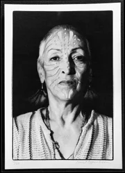 «Porträt mit Tätowierung»: Meret Oppenheim fotografiert von Heinz Günter Mebusch, 1980, Hermann und Margrit Rupf-Stiftung