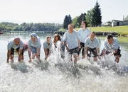 Gruppenbild der Protagonisten: (v.l.) Markus (Betreuer), Niklaus, Laura, Dominique, Tamara (Betreuerin), Remo, Isabella, Toni