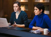 Uneinigkeit zwischen der altklugen Assistentin und ihrer Chefin: Miriam Stein als Assistentin Natascha Stark, Jasmin Gerat als Chefin Jackie Müller
