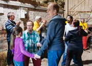 Insieme-Musig-Bänd zu Besuch im Plättli-Zoo: Remo, Niklaus, Manuel und Isabella tanzen
