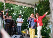 Remo und Dominique stehen gemeinsam auf der Bühne