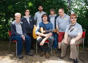 Gruppenbild der Protagonisten mit Sänger Adrian Stern:: Niklaus, Isabella, Manuel, Adrian Stern, Dominique, Remo, Yvonne