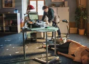 Der Tatort im verwüsteten Büro: Christian Ullman als Kriminalkommissar Lessing, Nora Quest als Sylvia Kleinert