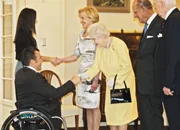 Die Queen (M.) auf Staatsvisite in Canberra
