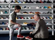 Enkel und Grossvater auf Shoppingtour: Devon Bagby als Conor Donovan, Jon Voight als Mickey Donovan