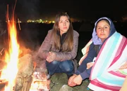Vanja Crnojevic mit einer Flüchtlingsfrau in Idomeni