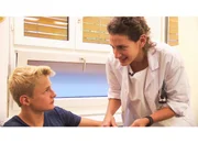 Melanie Holzgang behandelt einen jungen Patienten in Uster