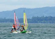 Auf dem Bodensee: Die Wasserratten sind mit ihrem selber gebauten Boot, der grünen Fee, auf dem Bodensee unterwegs
