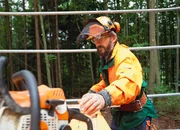 Hitsch Rohner mit der Säge