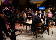 Der Philosophische Stammtisch: (V.l.n.r.) Dr. Katja Gentinetta, Prof. Konrad Paul Liessmann (von hinten), Prof. Harald Welzer, Matthias Mölleney (Publikumsgast, im Hintergrund mit weissem Hemd), Barbara Bleisch