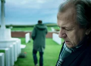 Auf dem Friedhof: Mathijs F. Scheepers als Mario, Hubert Damen als Kommissar Witse