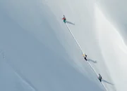 Jeremy Jones beim Aufstieg auf einen Gipfel in Alaska