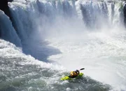 Steve Fisher auf den Godafoss-Wasserfällen in Island