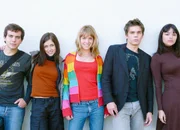 Heidi und ihre Clique: Kevin Lameta als Mathieu, Cindy Santos als Sara, Elodie Bollée als Heidi
Edouard Giard als Vince, Anne-Sophie Franck als Juliette