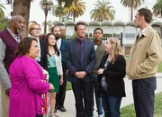 Unter Freunden: Bill Cobbs als George, Tonita Castro als Fausta, Julie White als Anne, Suzy Nakamura als Yolanda, Brett Gelman als Mr. K, Matthew Perry als Ryan King, Tyler James Williams als Owen, Sarah Baker als Sonia, Seth Morris als Danny