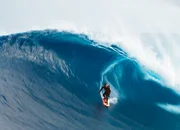 Der Sturmsurfer Tom Carroll reitet eine Monsterwelle