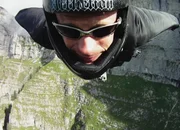 Jeb Corliss im Flügelanzug beim Basejump