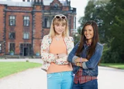 Zwei Freundinnen: Georgia Lock als Bella, Naomi Sequeira als Tara Crossleyn
