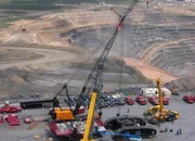 Aufbau des Baggers mit Goldmine im Hintergrund