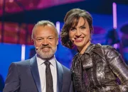 Moderatoren Petra Mede (r.) und Graham Norton