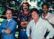 «Magnum»: Gruppenbild der Besetzung: John Hillerman als Higgins, Tom Selleck als Thomas Magnum, Larry Manetti als Orville «Rick» Wright, Roger E. Mosley als TC