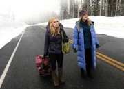 Weitab vom Schuss: Leigh-Allyn Baker als Amy, Bridgit Mendler als Teddy