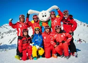 Gruppenfoto der acht chinesischen Skilehrer, die in die Schweiz kamen : Mit dem Maskottchen Snowli