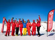 Gruppenfoto der acht chinesischen Skilehrer, die in die Schweiz kamen