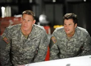 Als Soldat getarnt: John Cena als Ewan O'Hara, James Roday als Shawn Spencer